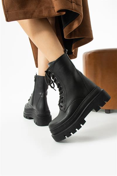 Maria Bağcık Ve Fermuar Detaylı Kaymaz Taban Siyah Cilt Bayan Bot