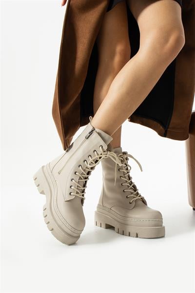 Maria Bağcık Ve Fermuar Detaylı Kaymaz Taban  Bej Cilt Bayan Bot