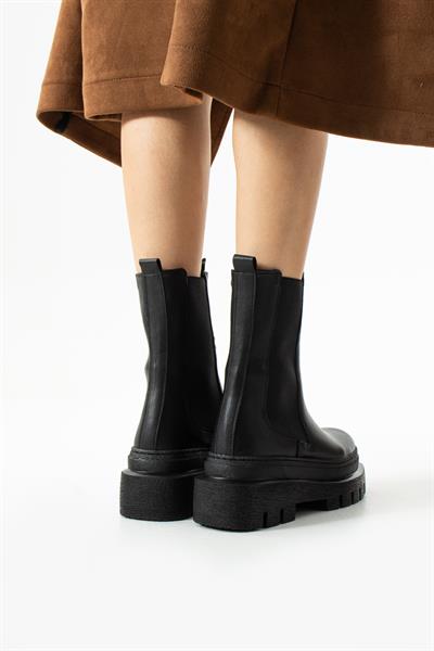 Nora Siyah Cilt Lastik Detaylı Kaymaz Taban Yüksek Bilek Desteği Bayan Bot