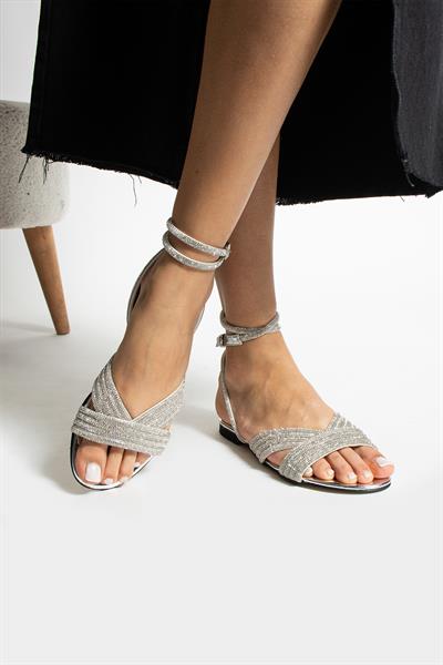 SELENA PARILTILI TAŞ DETAYLARIYLA DİKKAT ÇEKEN BAYAN TERLİK SANDALET-GÜMÜŞ