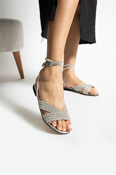 SELENA PARILTILI TAŞ DETAYLARIYLA DİKKAT ÇEKEN BAYAN TERLİK SANDALET-GÜMÜŞ