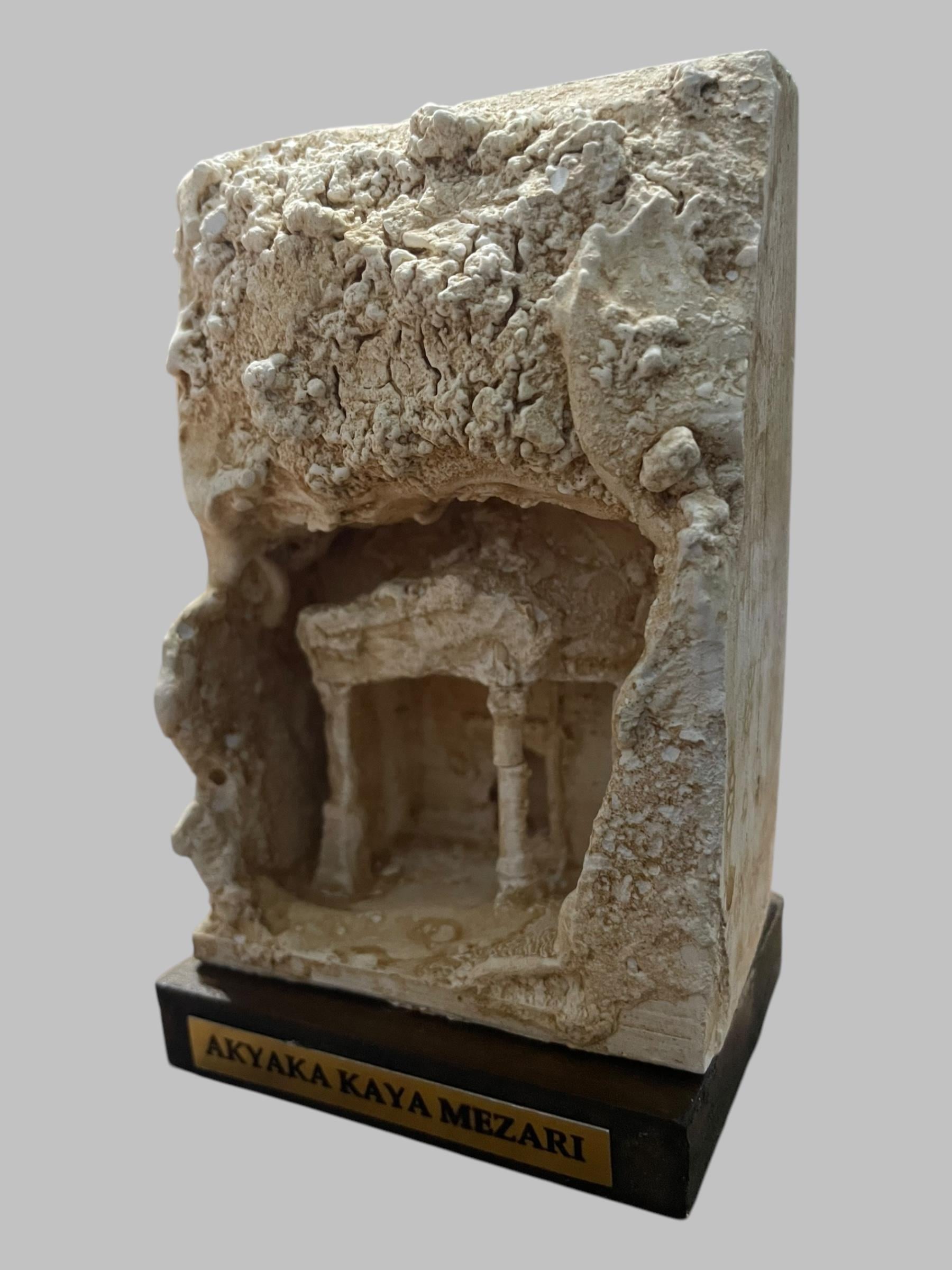 AKYAKA (İDYMA) KAYA MEZARI