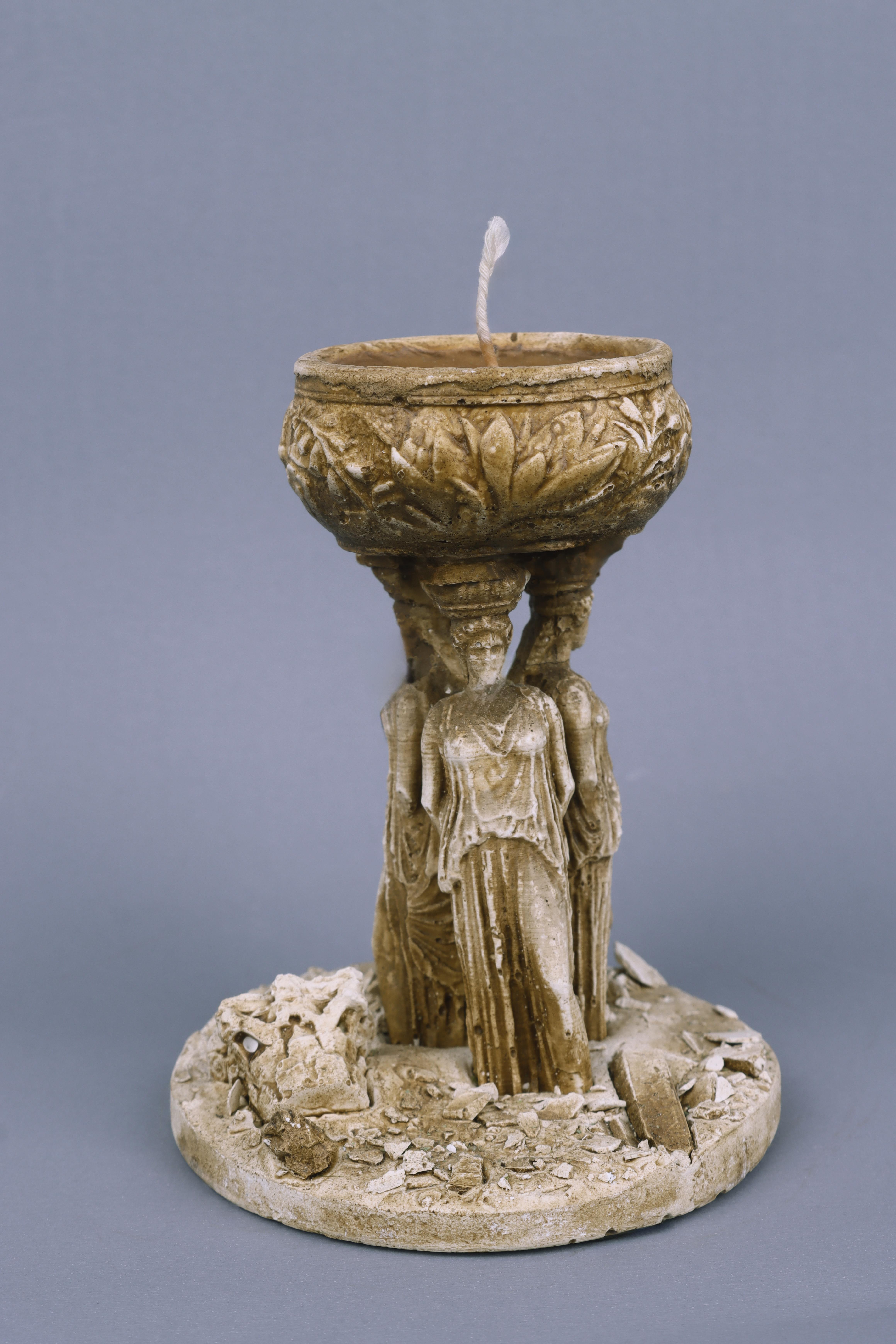 Karyatid Mumluk