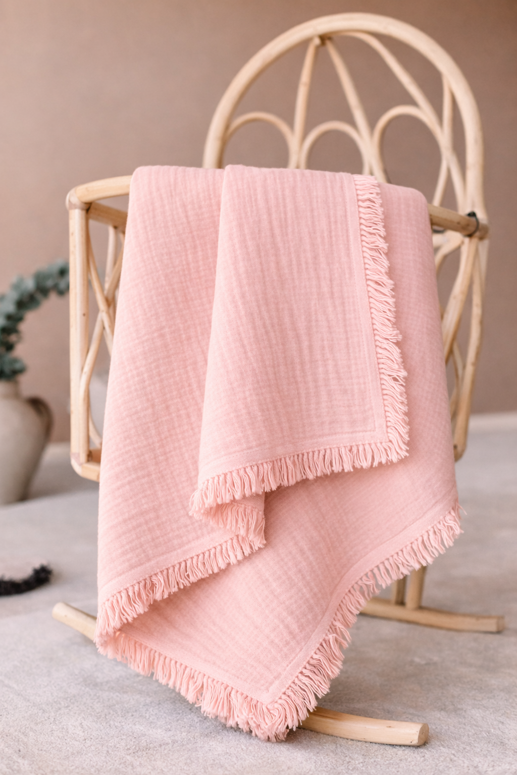 Dört Kat Püsküllü Organik Pamuklu Müslin Battaniye 100X115 Cm-Pembe