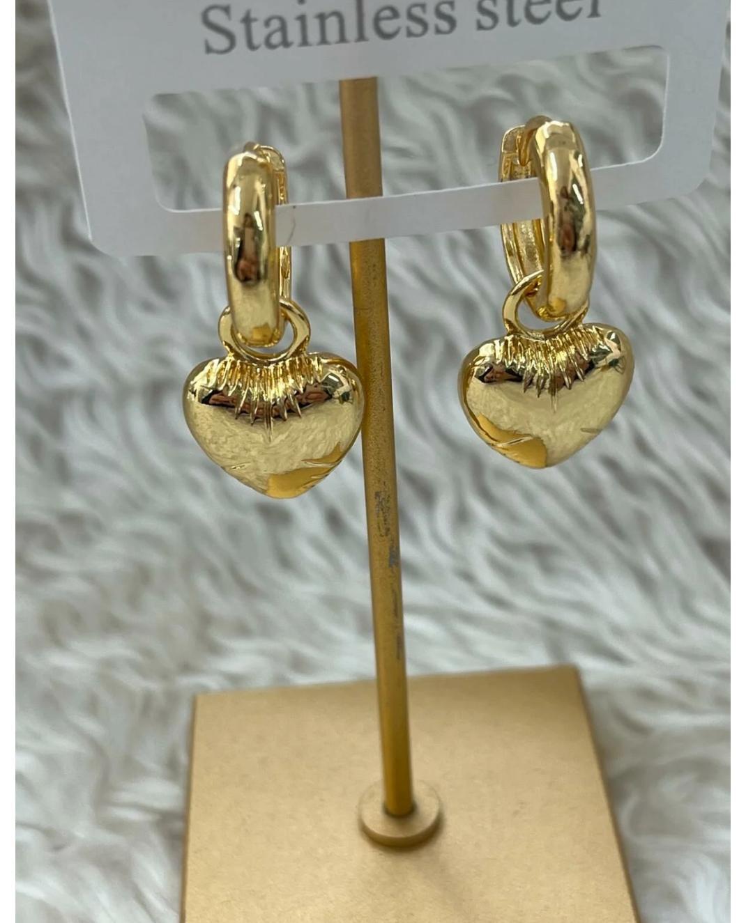 Dolgulu Kalp Sarkıt Gold Küpe