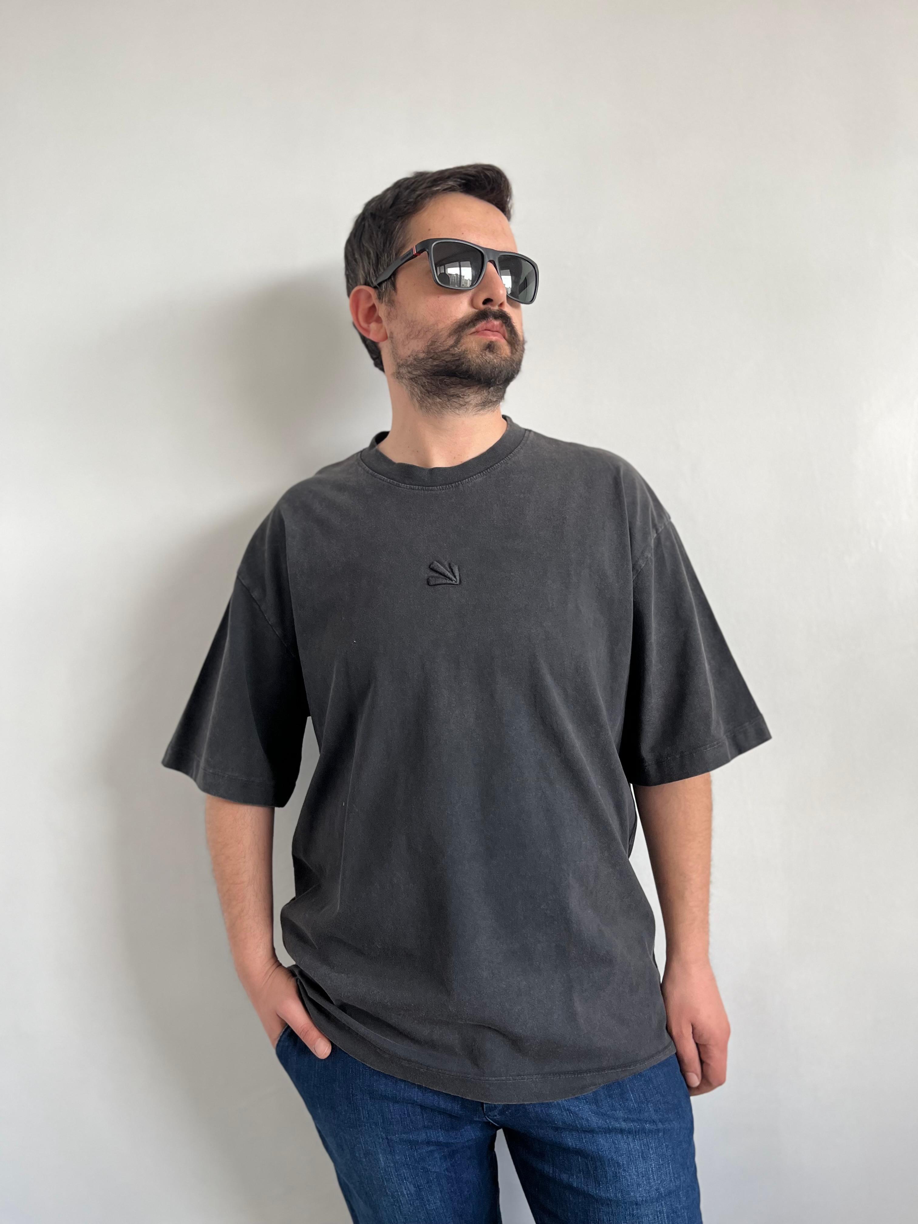 Küçük Ok Nakışlı Siyah Tişört