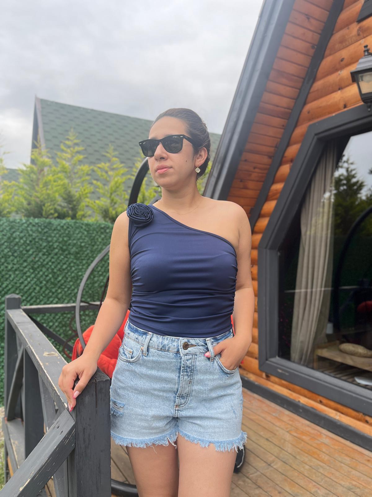 Tek Omuz Gül Detaylı Bluz