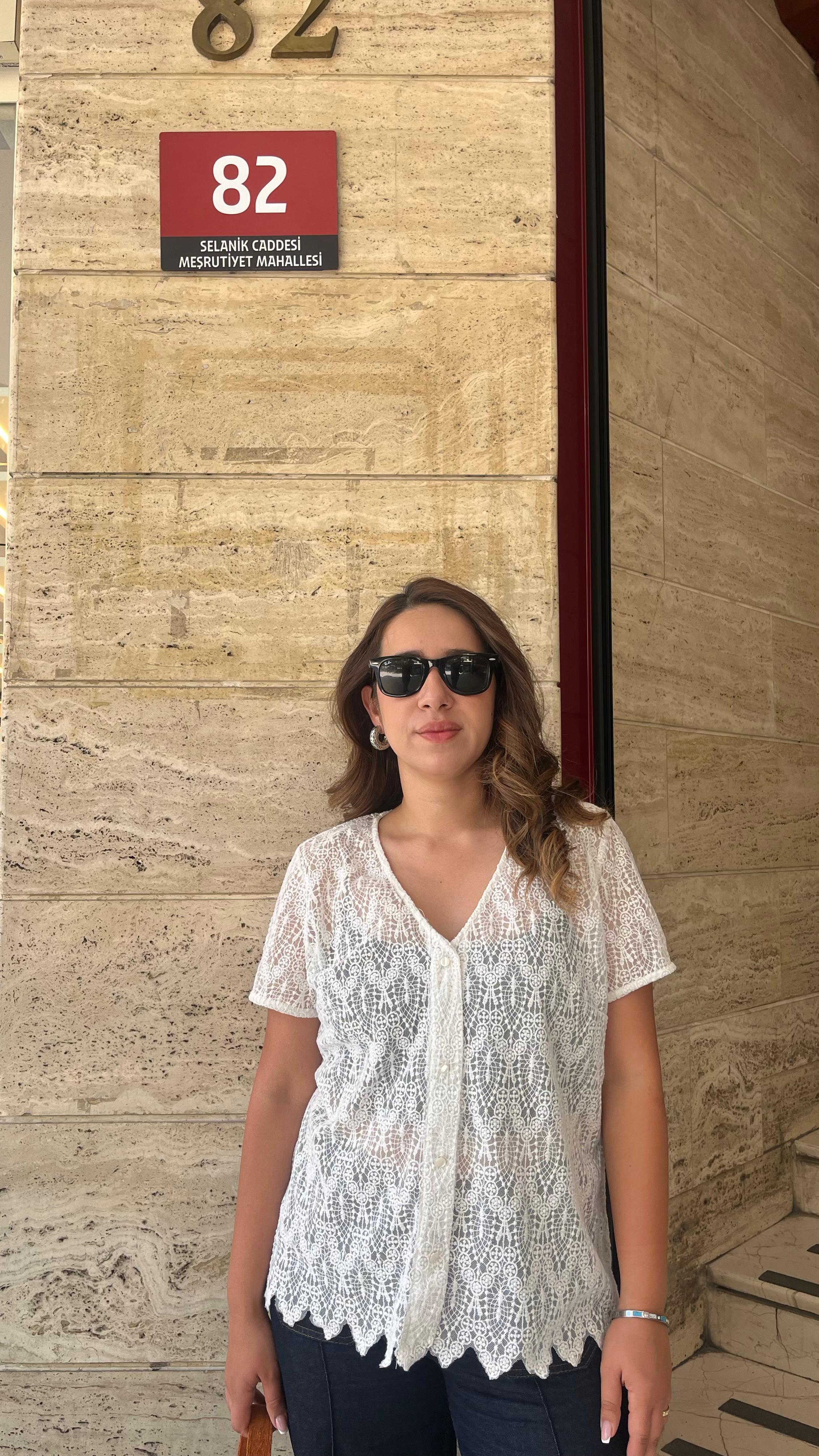 Beyaz Dantel İşlemeli Düğme Detaylı Bluz