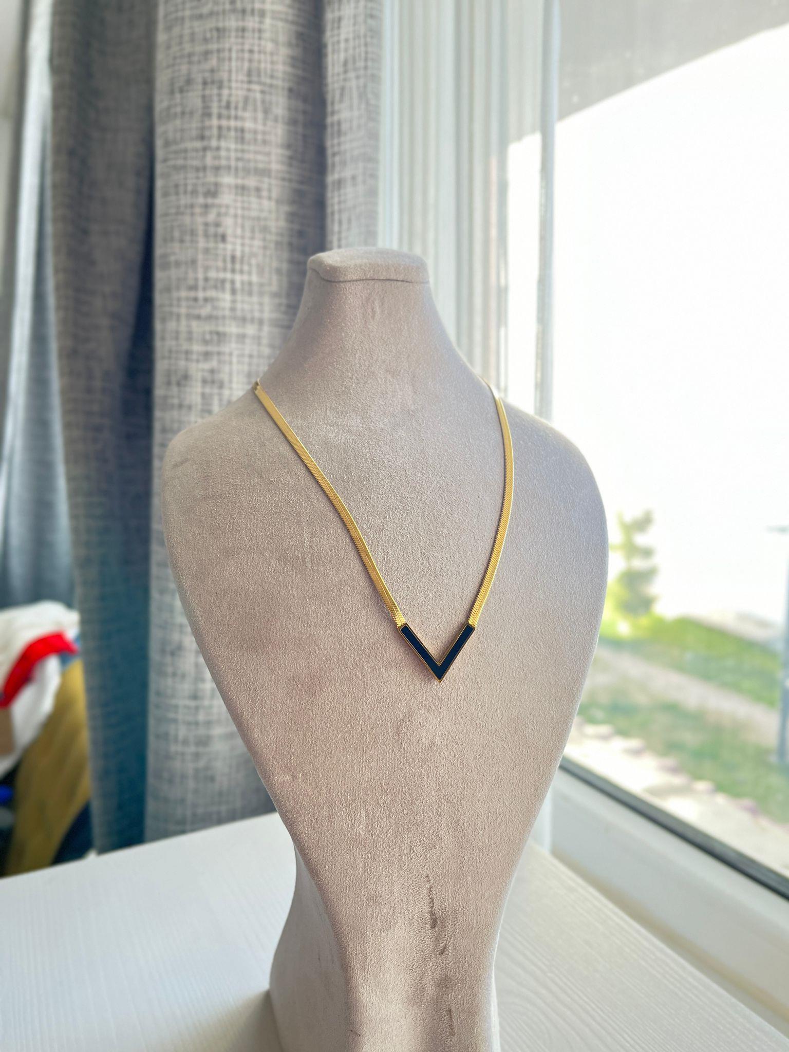 Çelik Siyah V Desen Gold Kolye