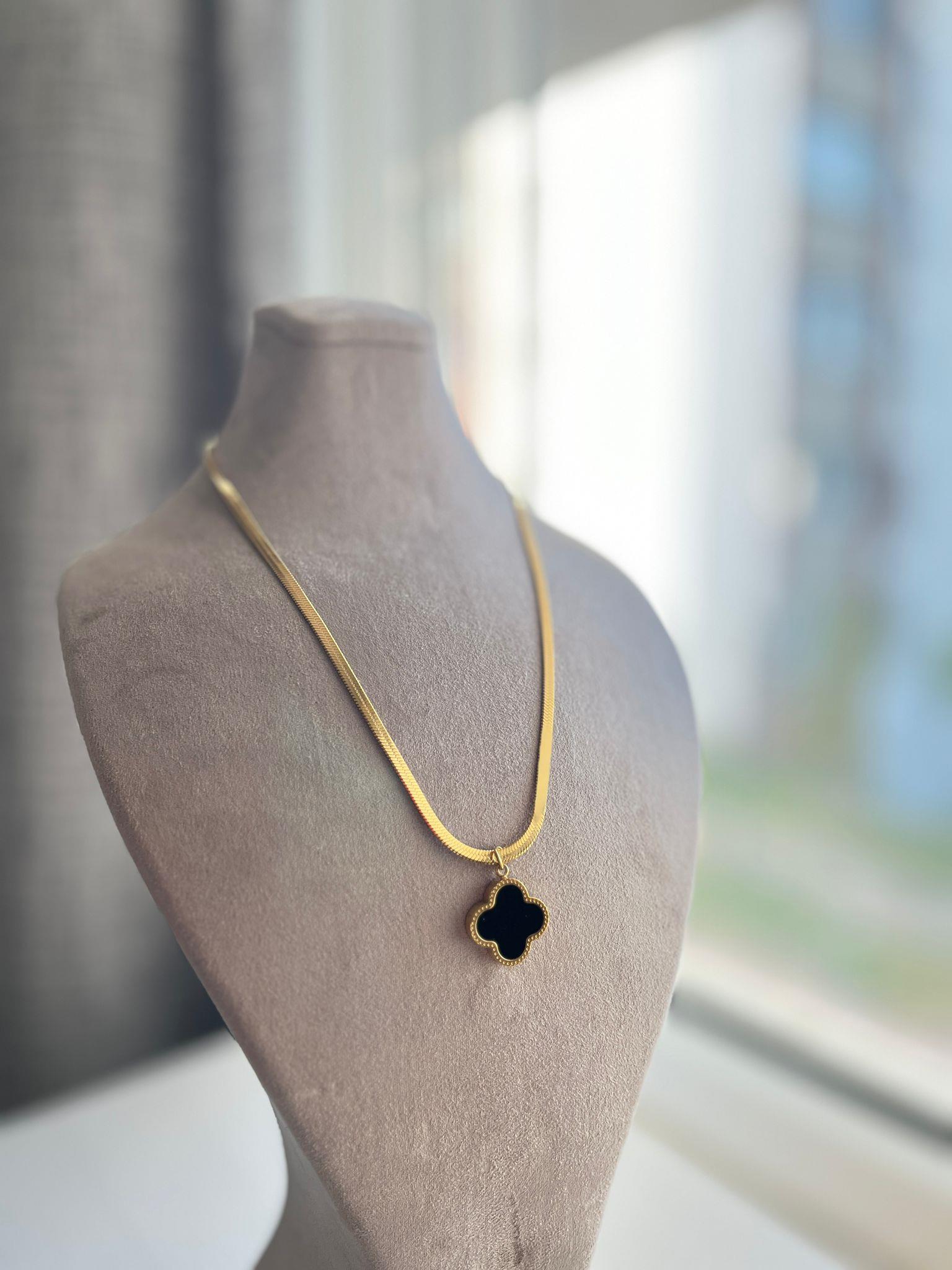 Çelik Siyah Yonca Desen Çift Taraflı Kolye