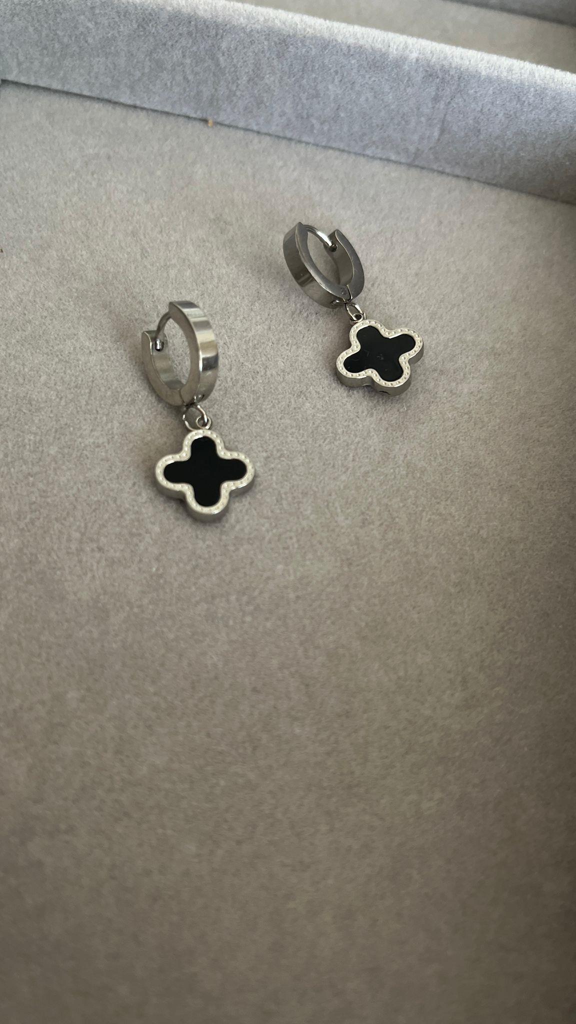 Çelik Siyah Yonca Desenli Silver Küpe