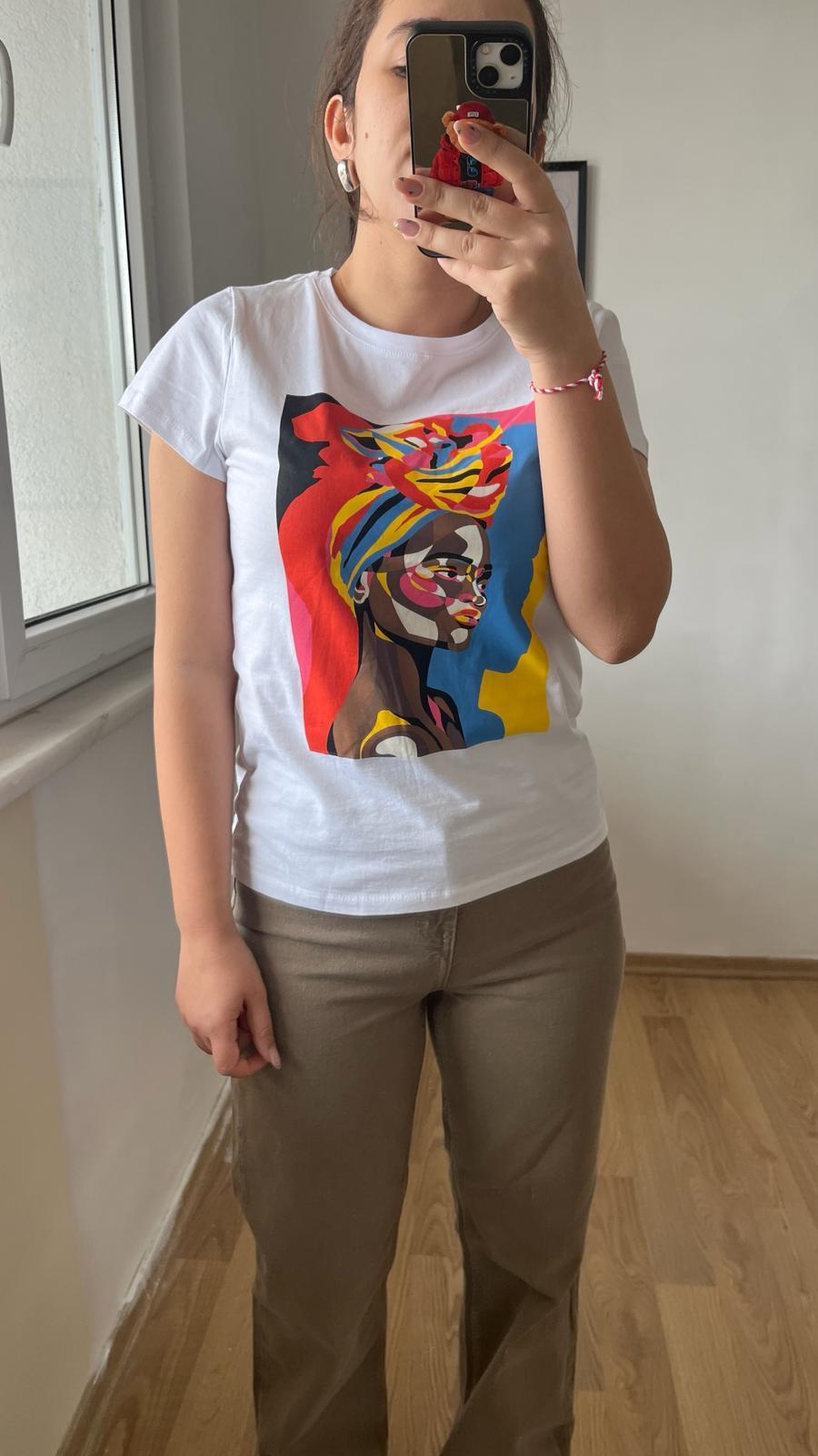 Kadın Desenli Beyaz Tişört · 3