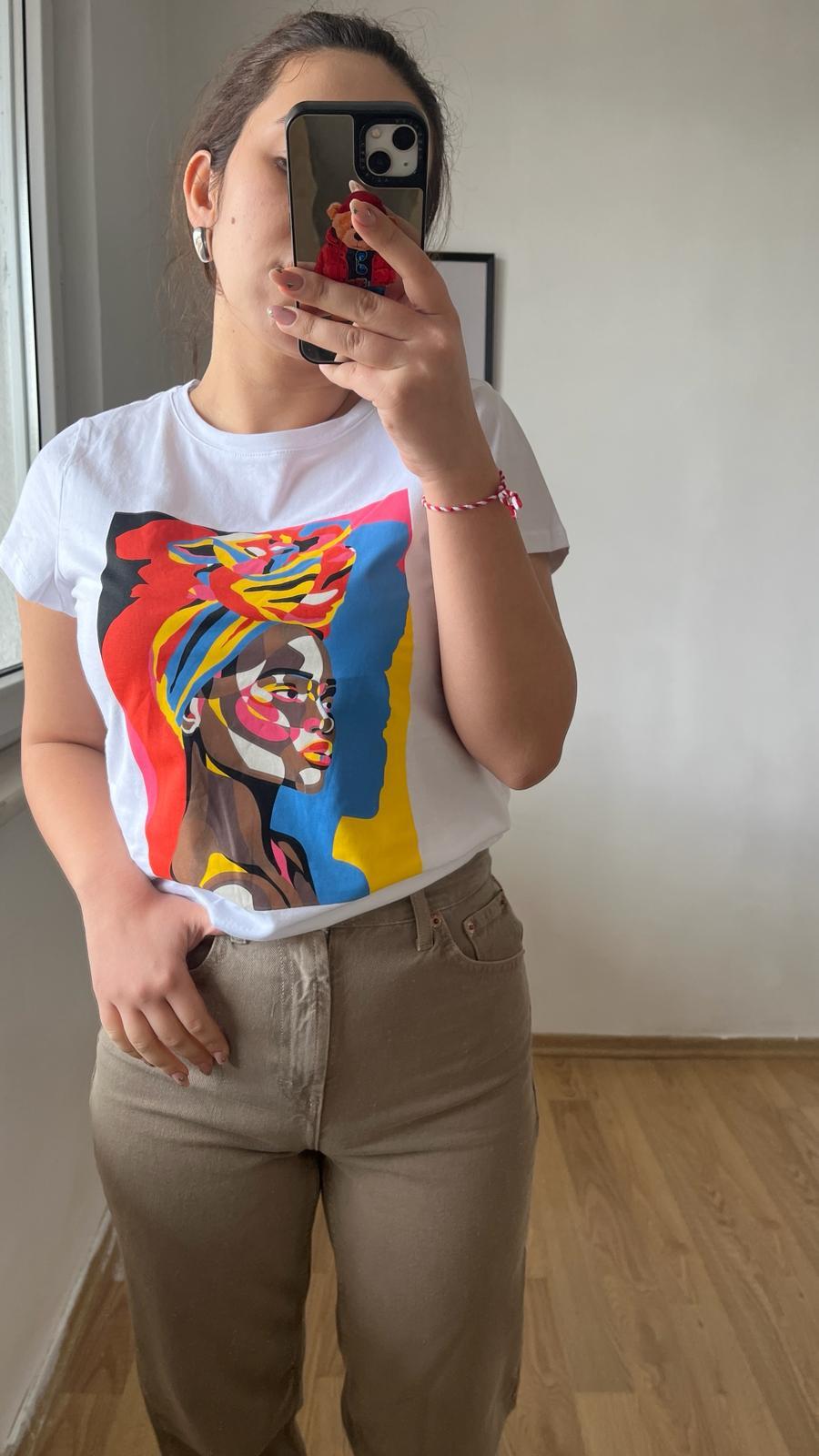 Kadın Desenli Beyaz Tişört · 5