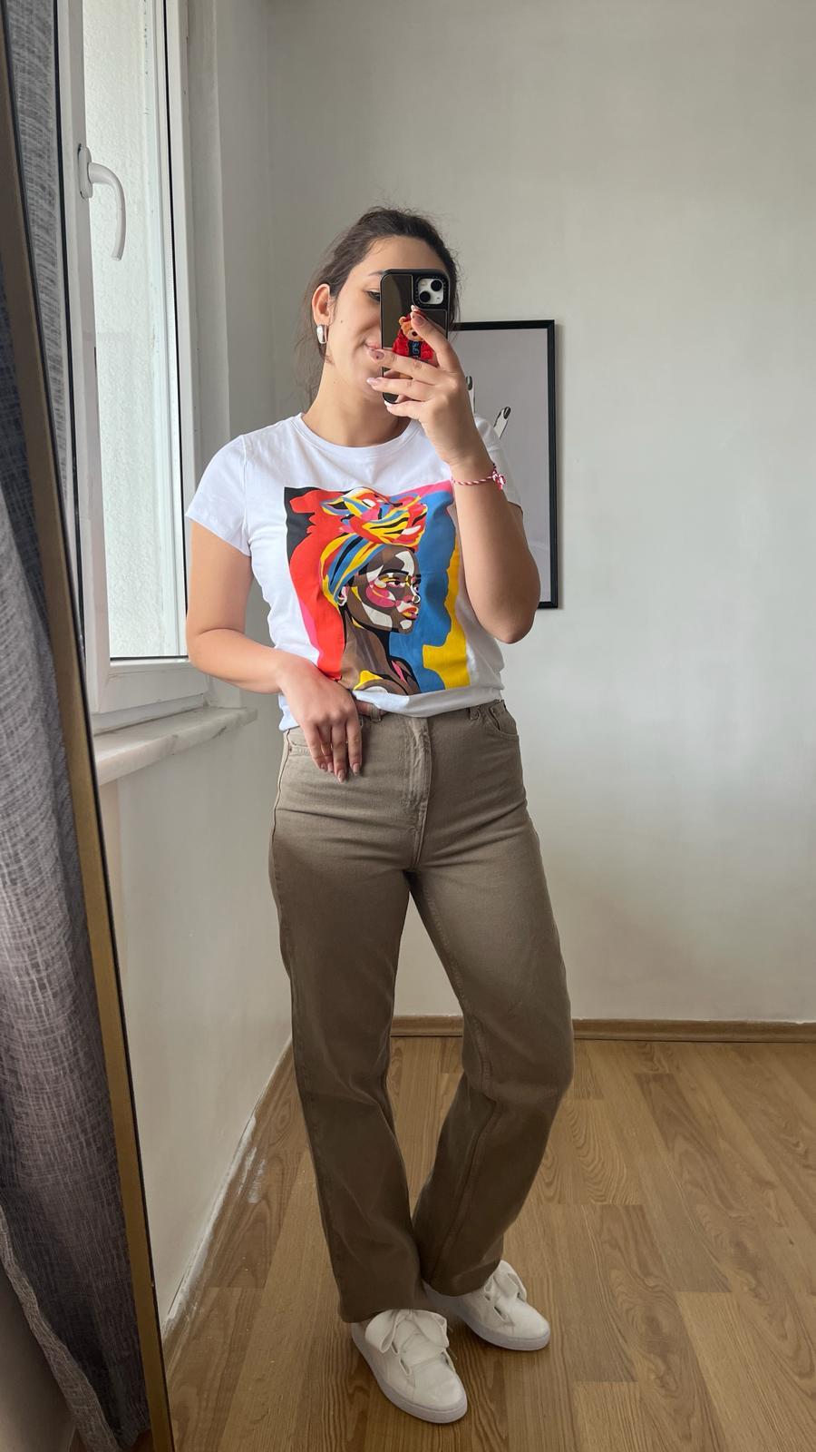 Kadın Desenli Beyaz Tişört · 4
