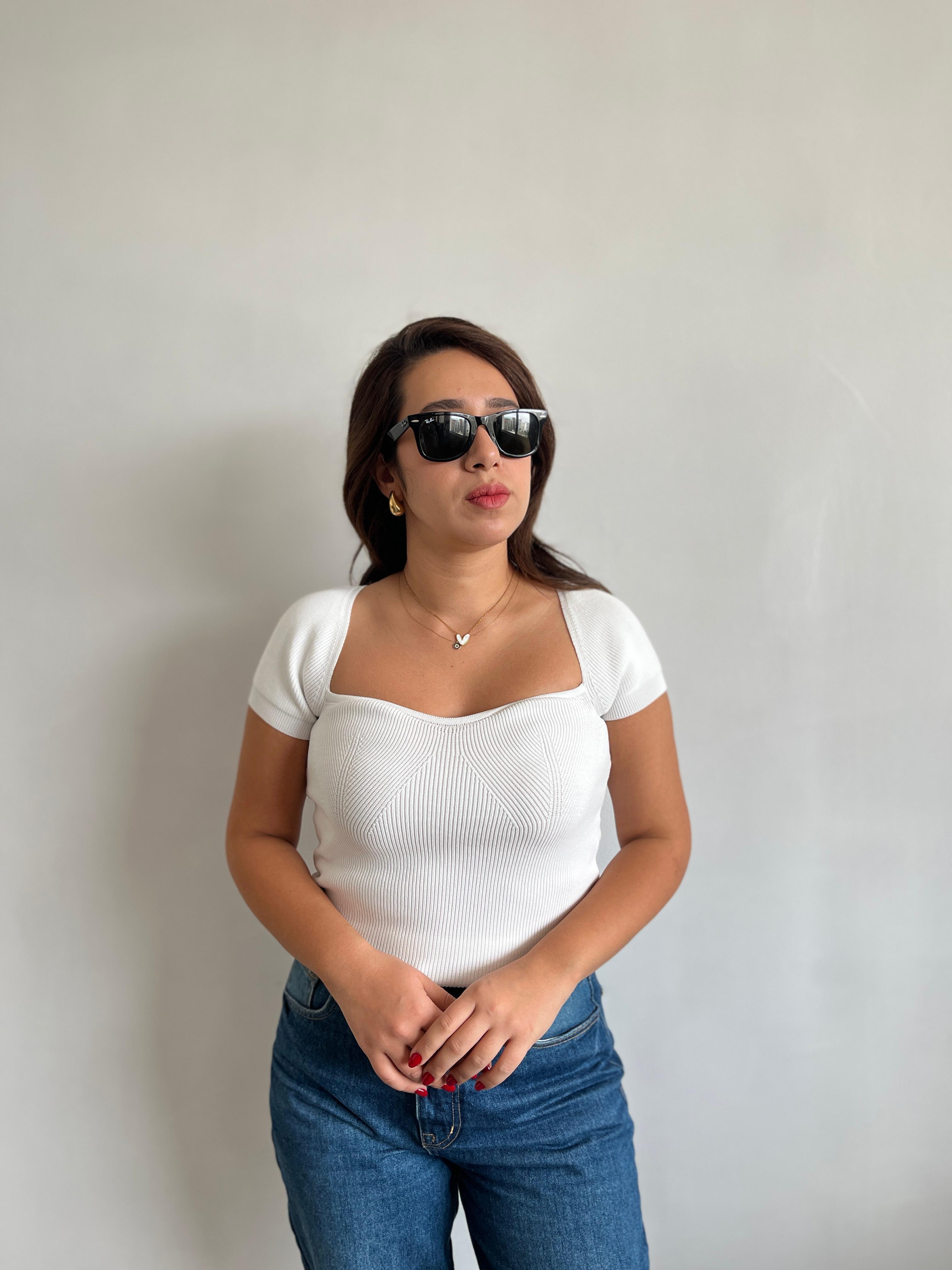 Kalp Yaka Beyaz Kısa Kol Triko