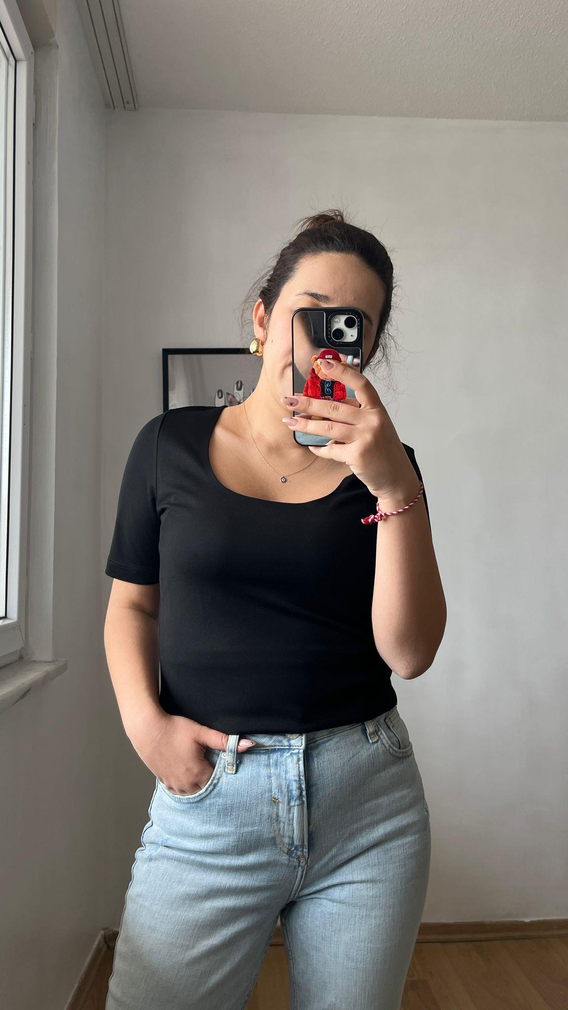 Kare Yaka Likralı Kadın Tişört · 2