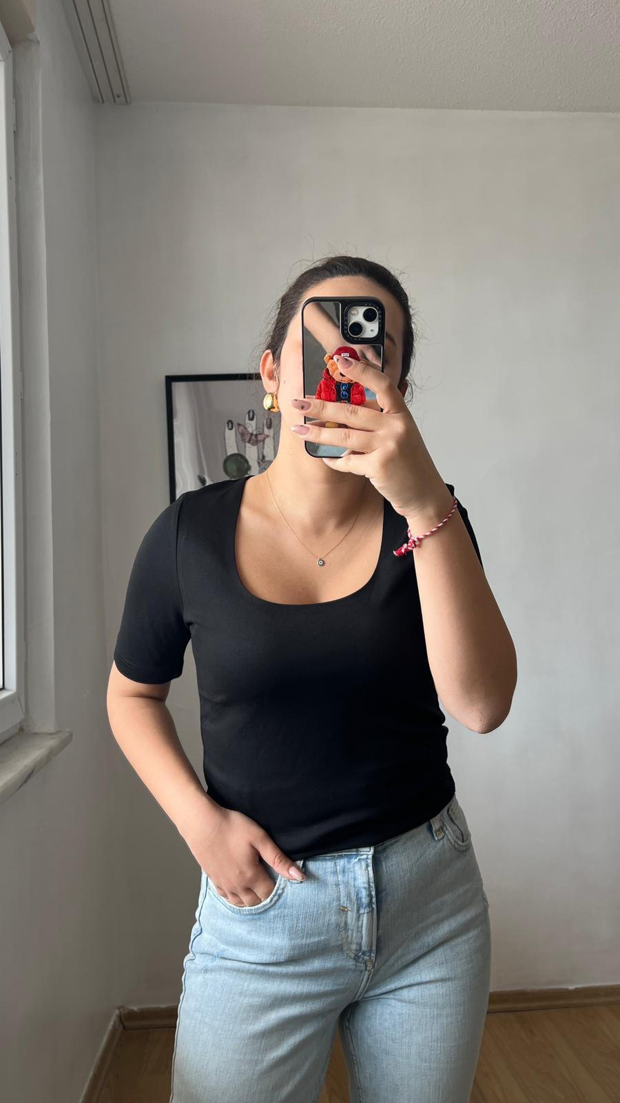 Kare Yaka Likralı Kadın Tişört