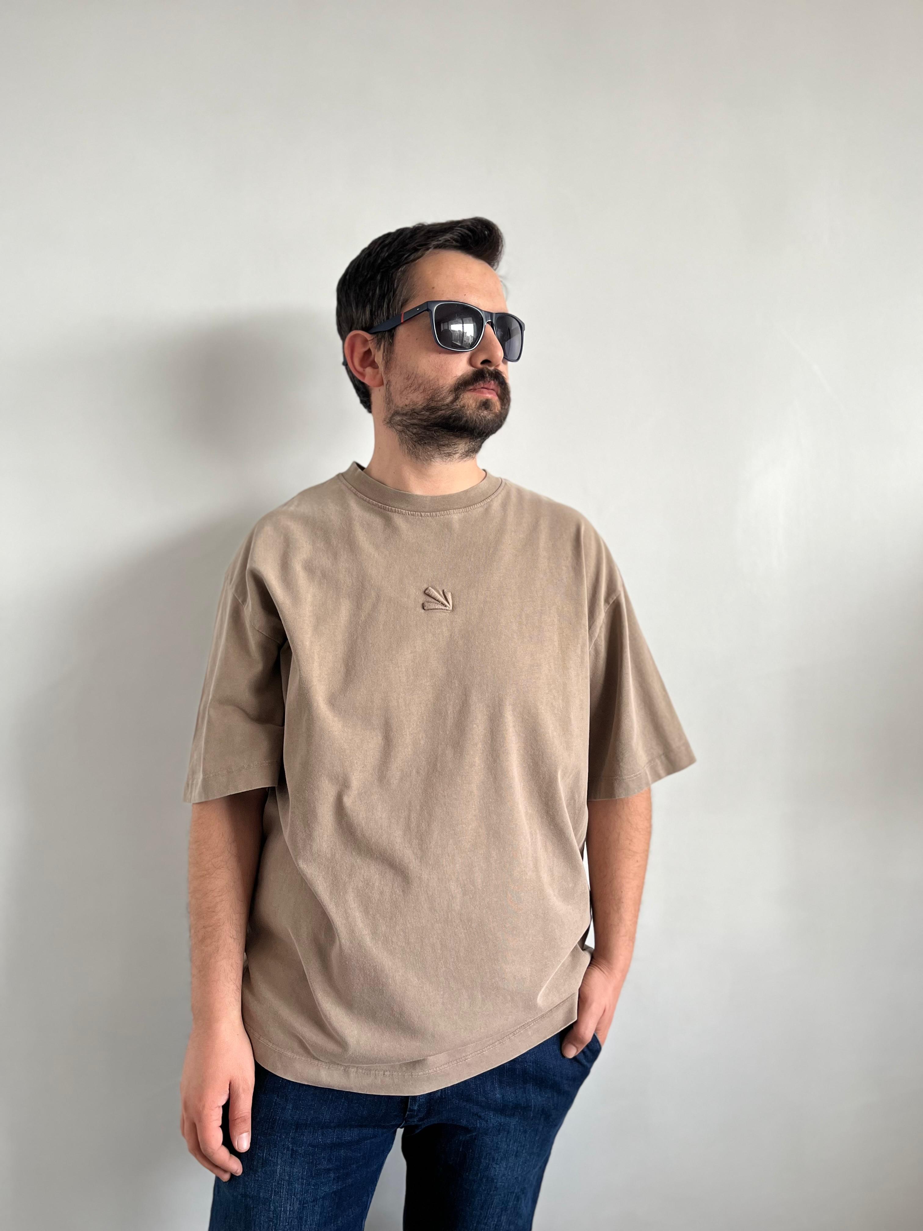 Küçük Ok Nakışlı Vizon Tişört