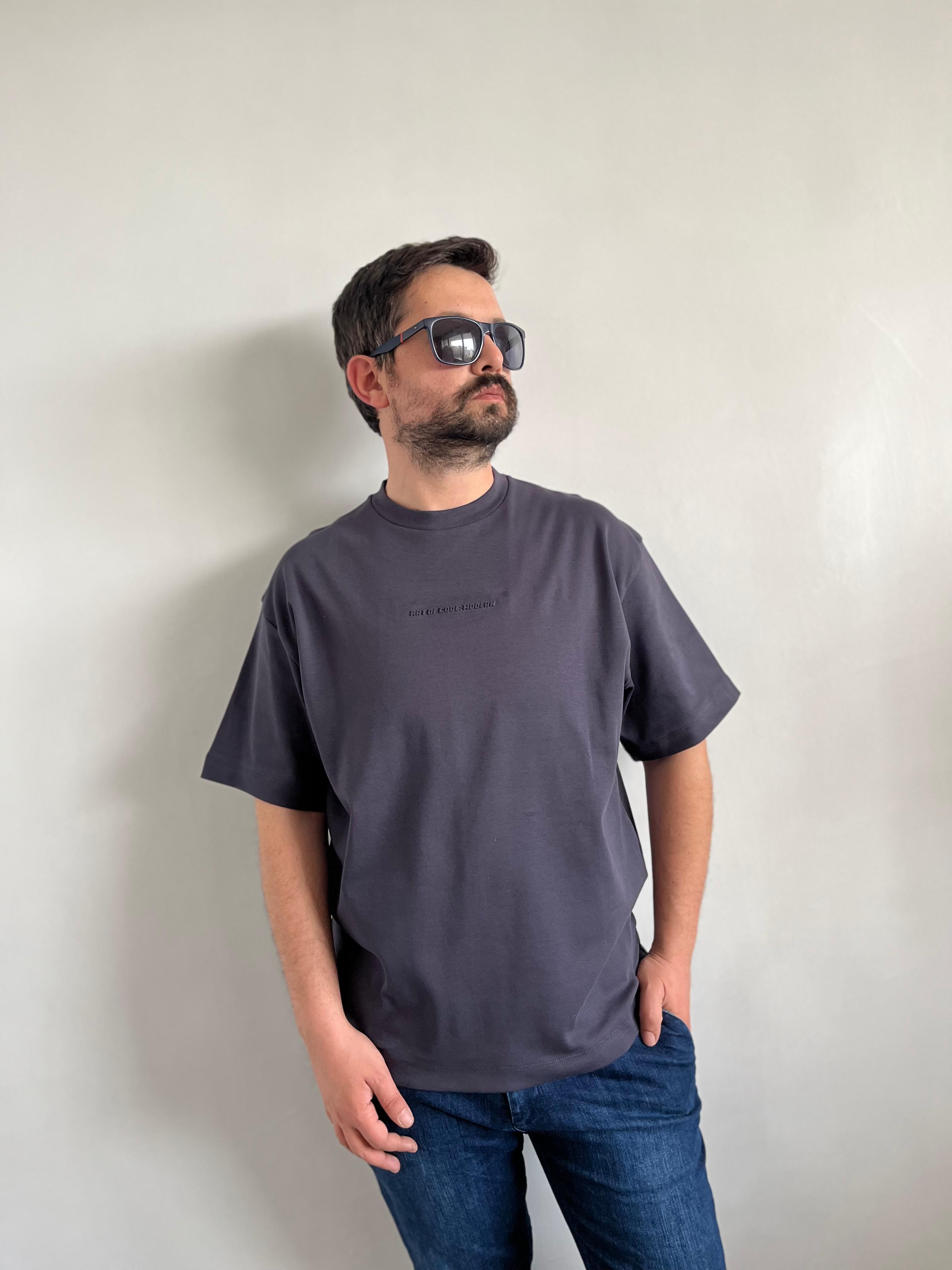 Modern Nakışlı Duman Rengi Tişört