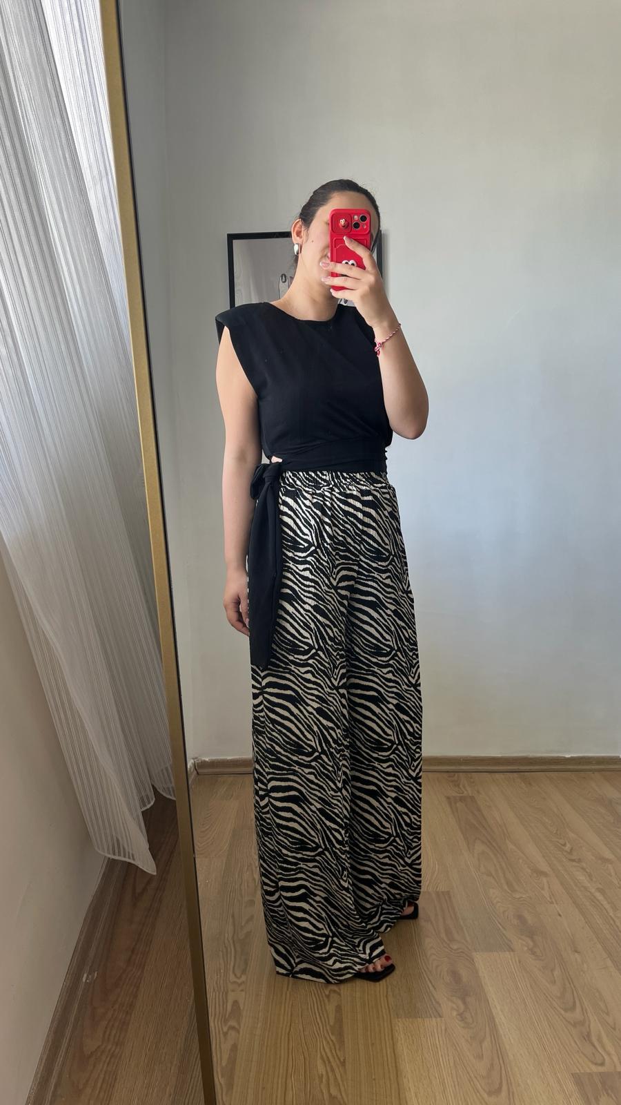 Siyah Bağlama Detay Vatkalı Kadın Crop/Bluz · 3