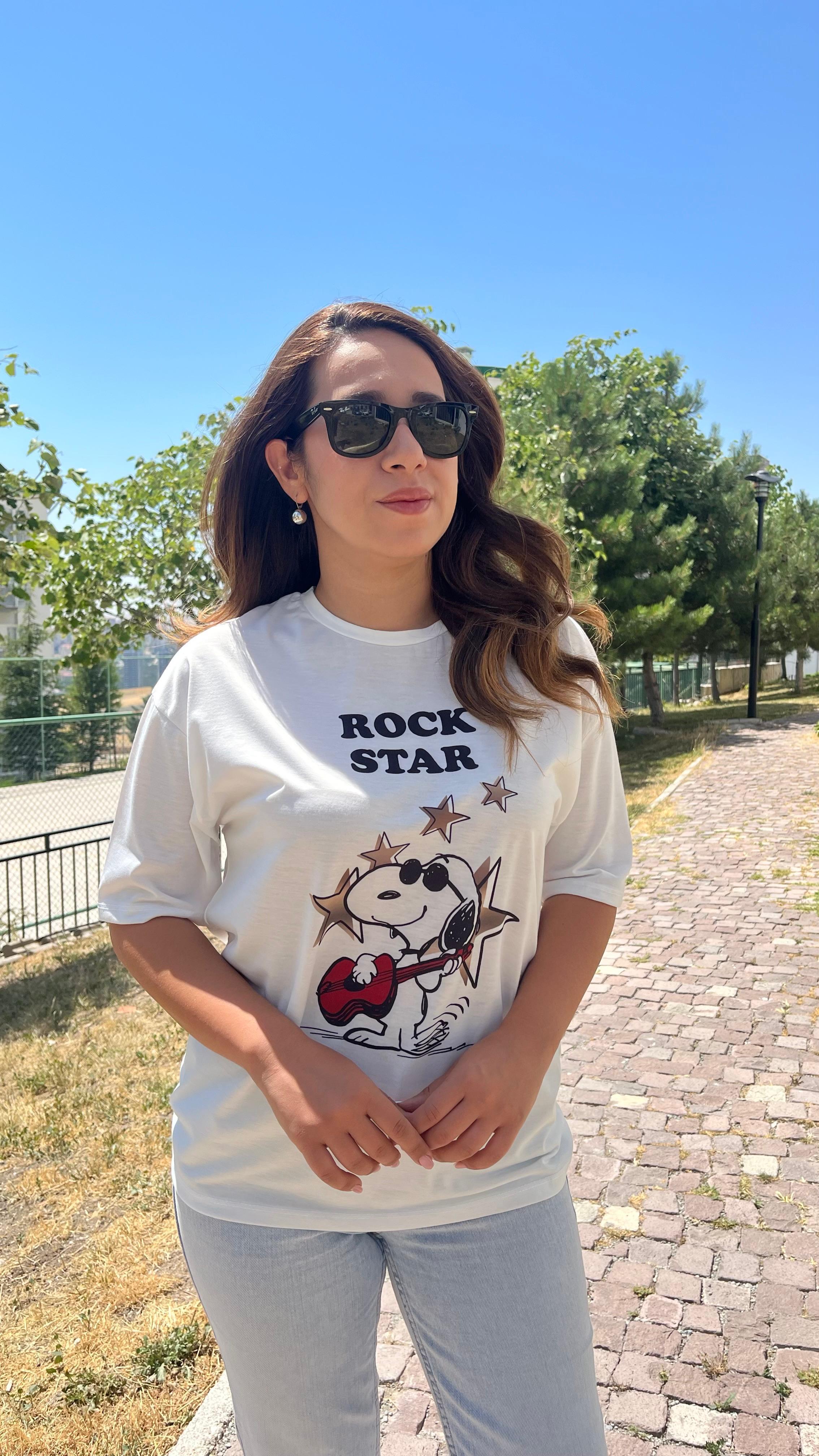Snoopy Kahve Desen Beyaz Tişört