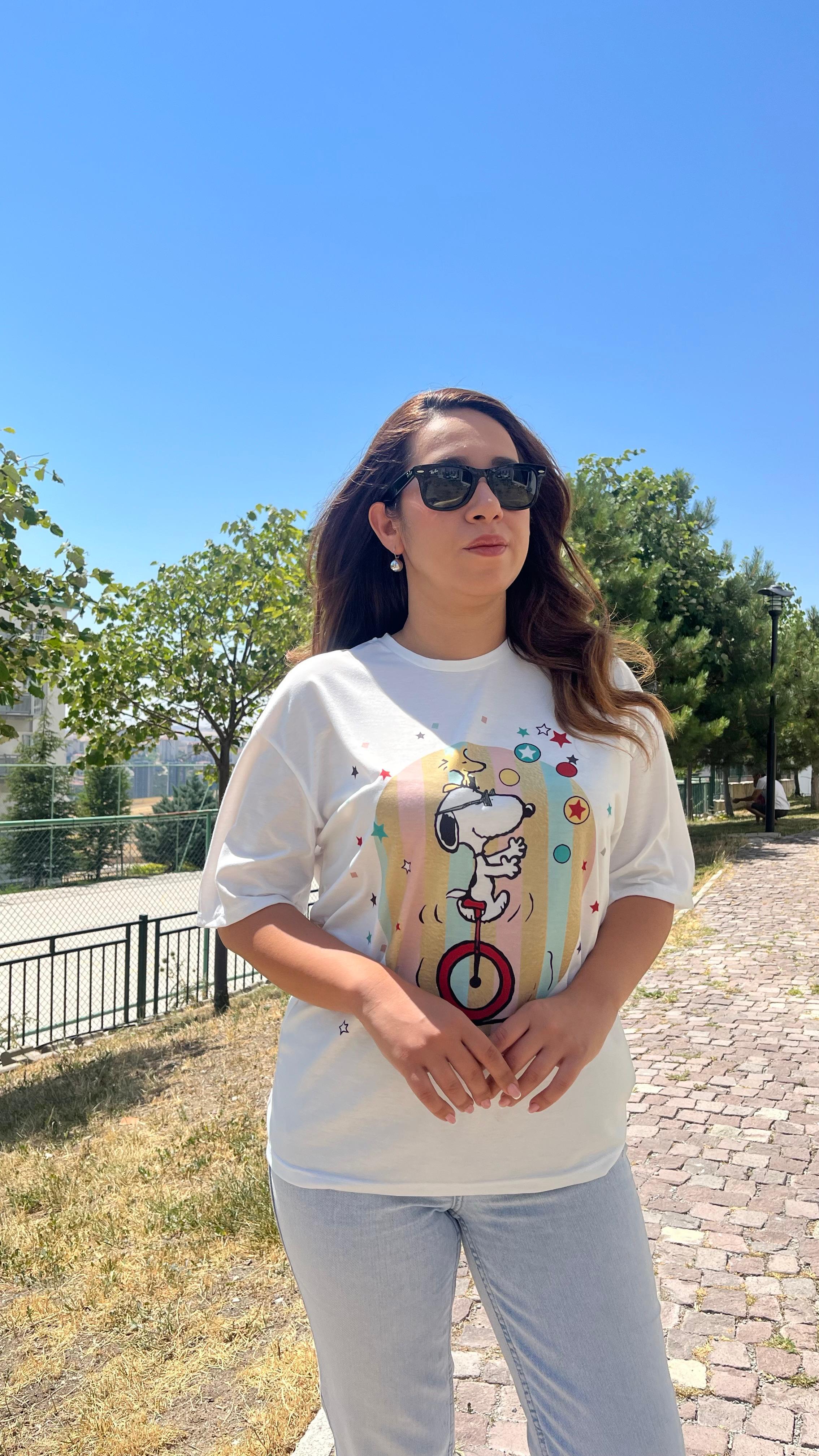 Snoopy Renkli Desen Beyaz Tişört