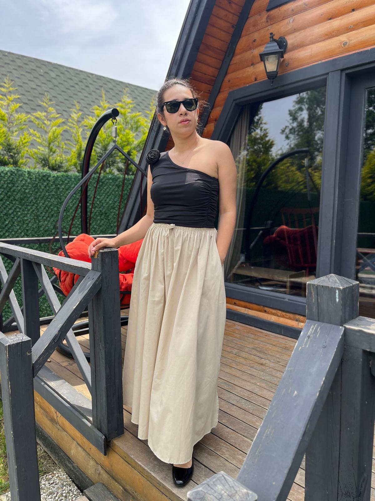 Tek Omuz Gül Detaylı Bluz