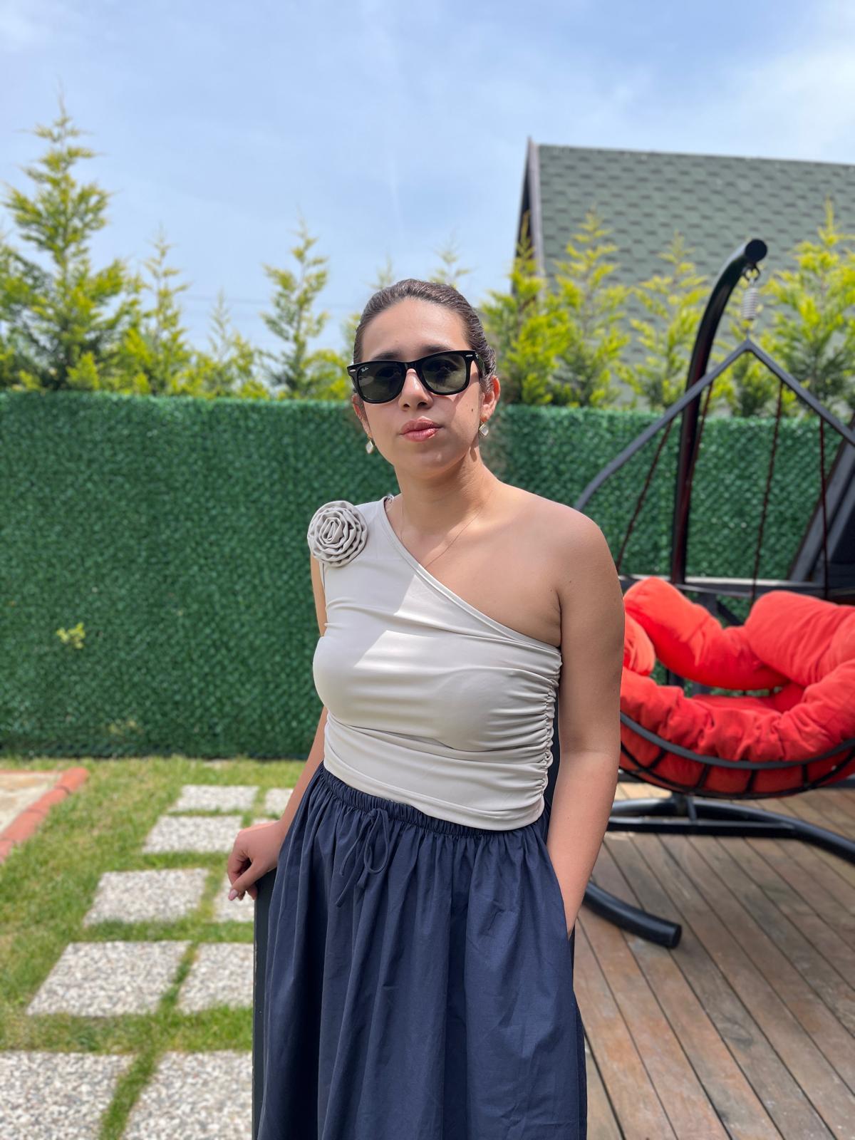 Tek Omuz Gül Detaylı Bluz