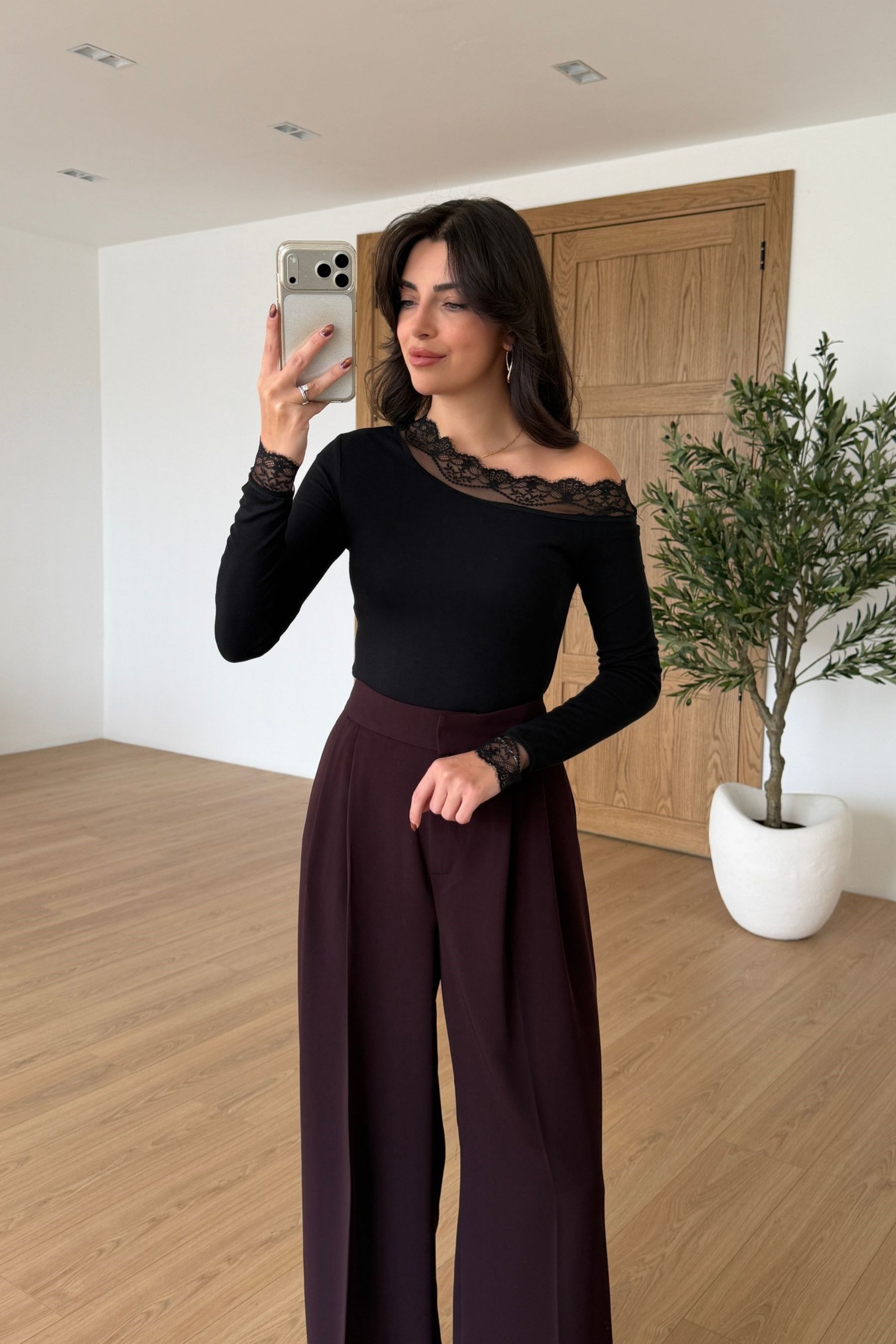 Aspen Siyah Dantel Detay Kayık Yaka Bluz