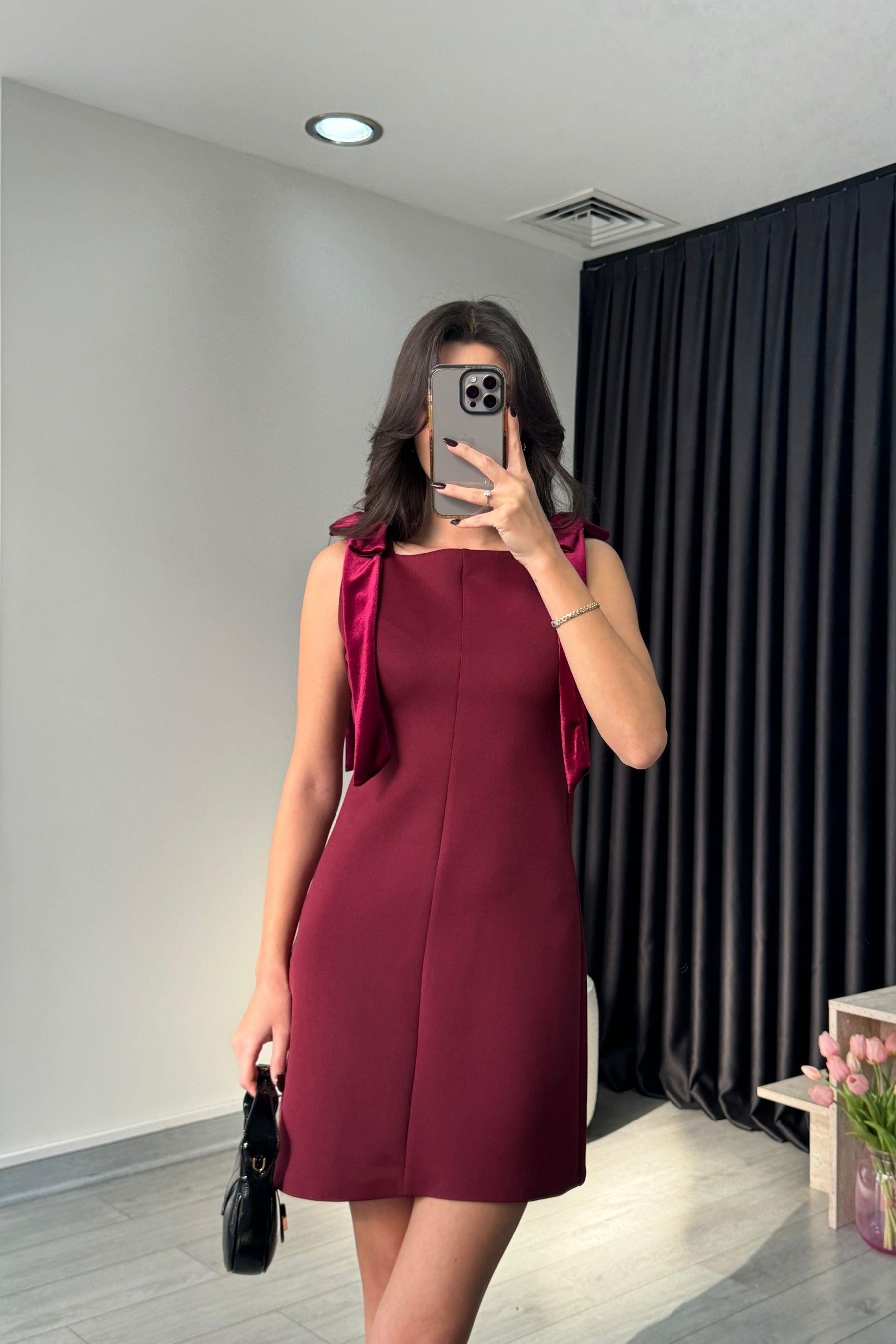 Bordo Omzu Fiyonklu Elbise