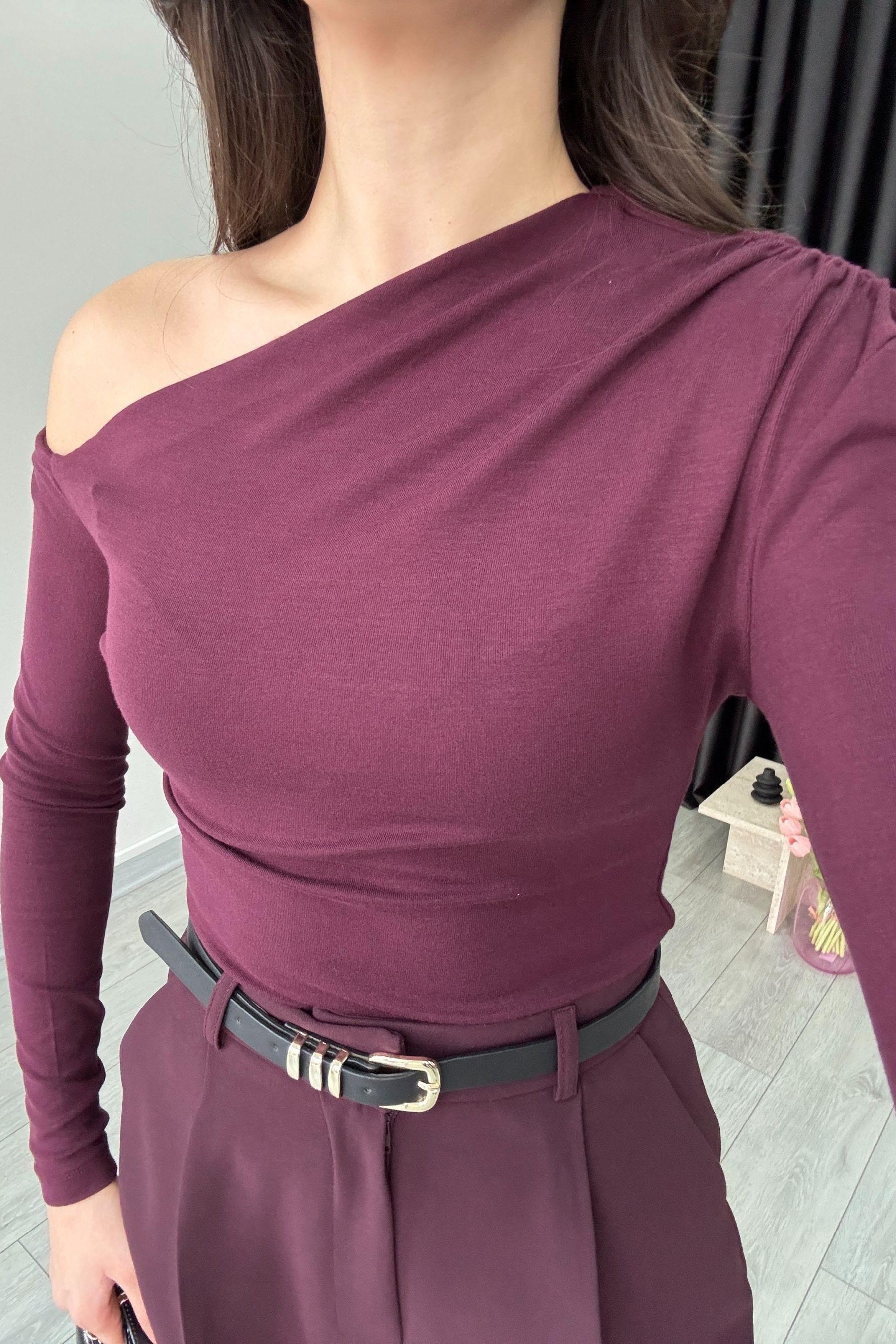 Kelly Omuz Dekolteli Mürdüm Bluz