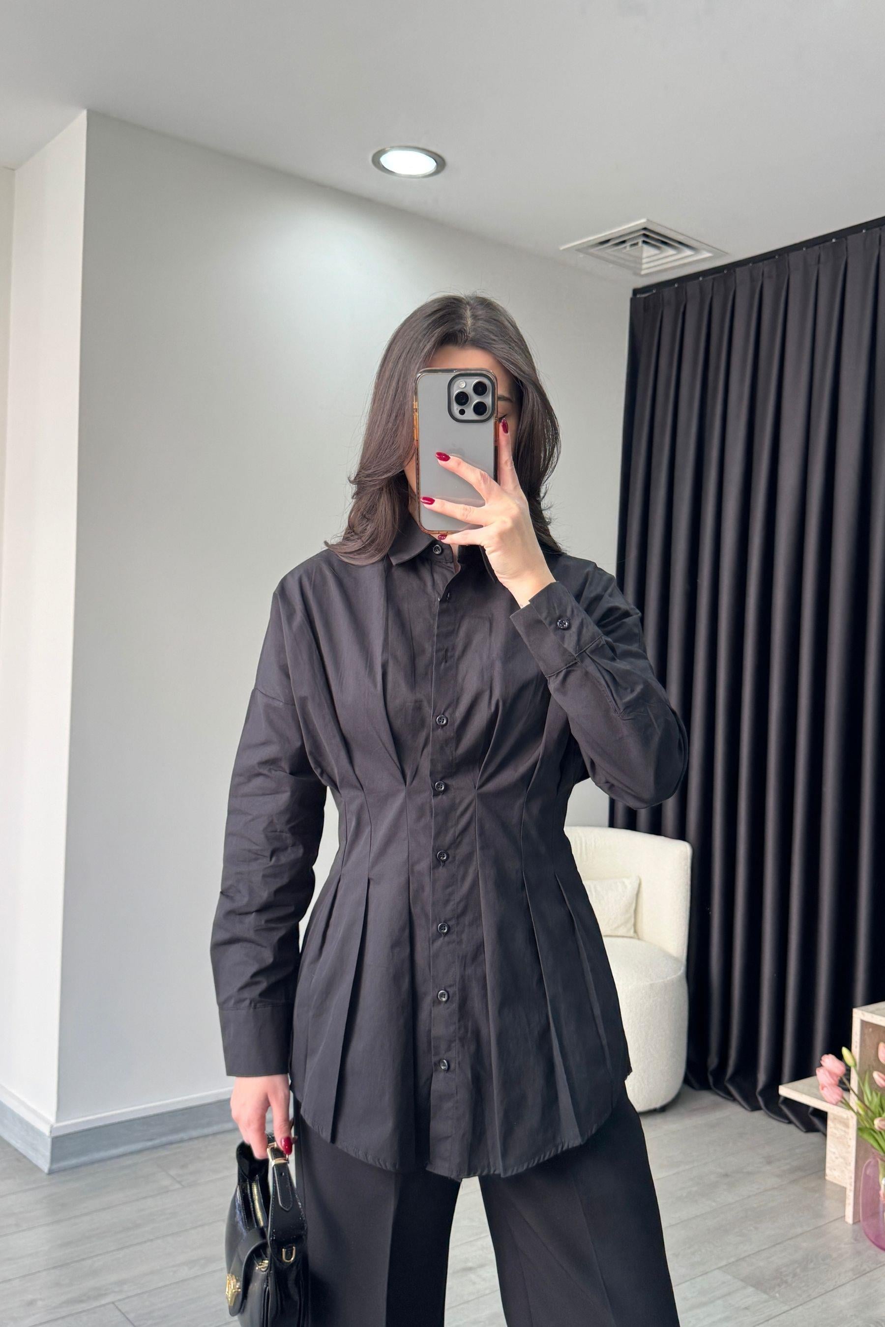 Nori Belden Oturtmalı Siyah Poplin Gömlek