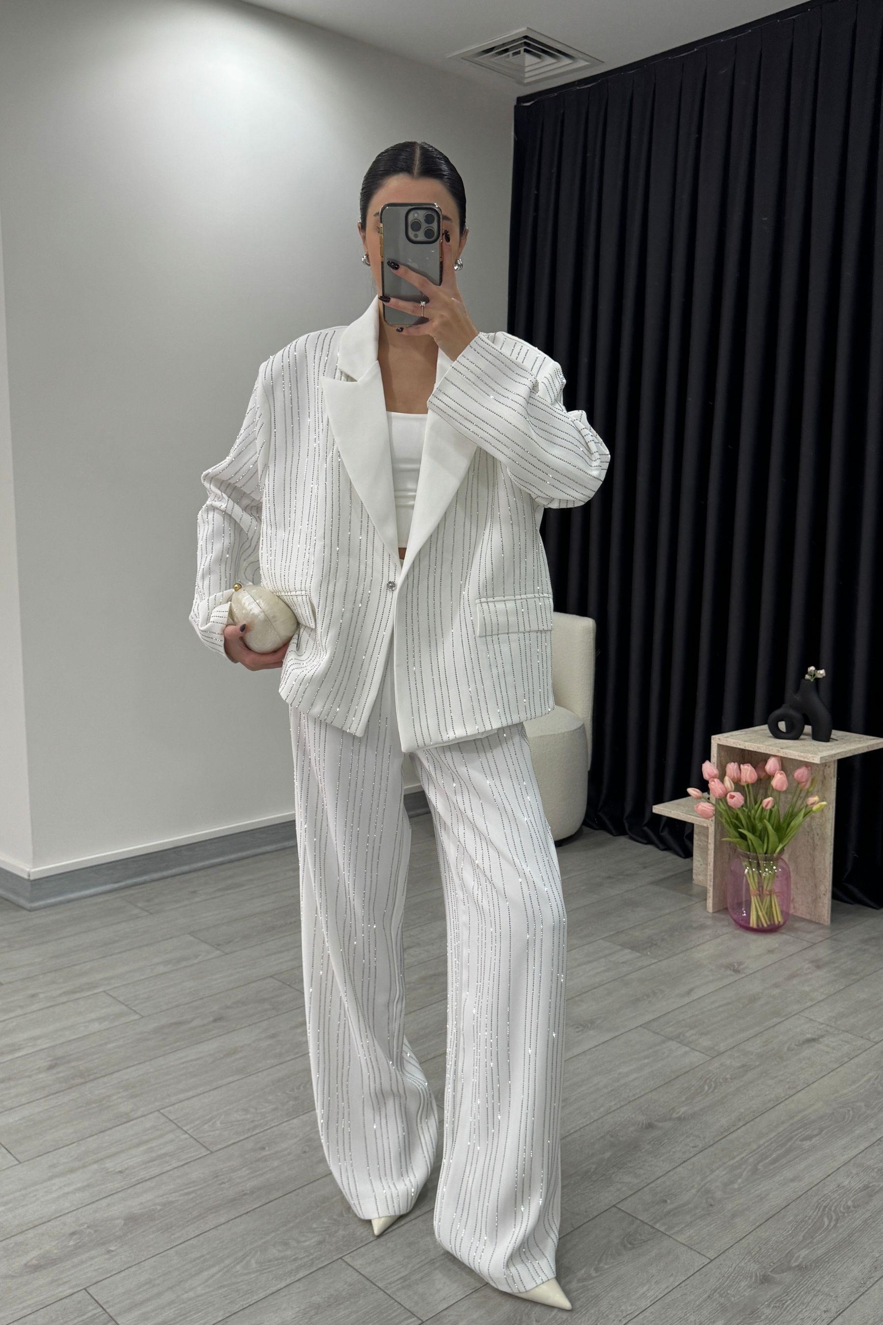 Premium Taş Detaylı Vatkalı Beyaz Blazer Ceket