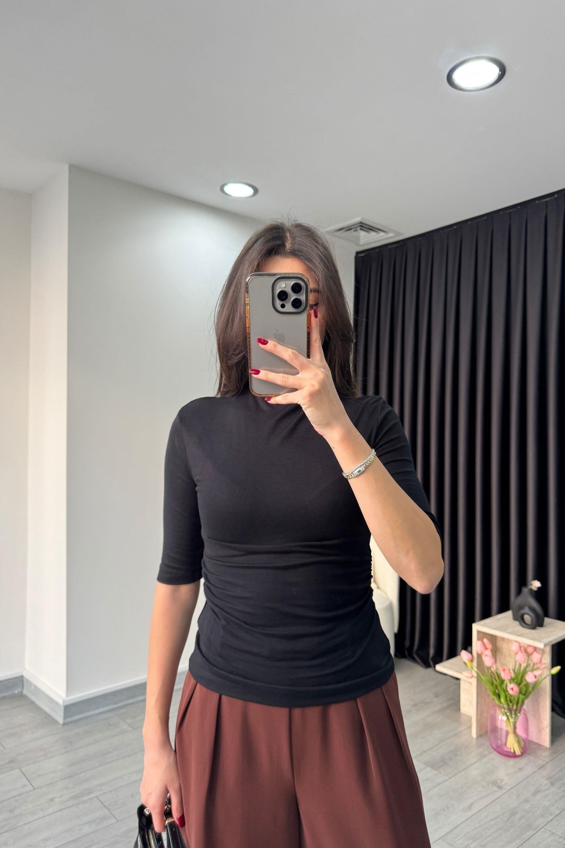 Siyah Drapeli Kısa Kollu Body