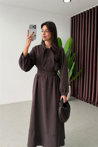 April Kahve Fular Detay Kuşaklı Elbise