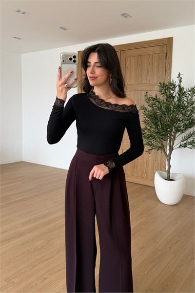Aspen Siyah Dantel Detay Kayık Yaka Bluz