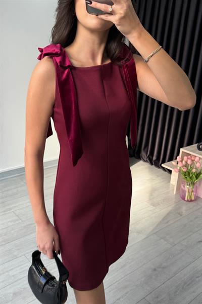 Bordo Omzu Fiyonklu Elbise