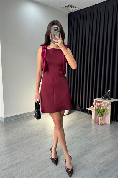 Bordo Omzu Fiyonklu Elbise