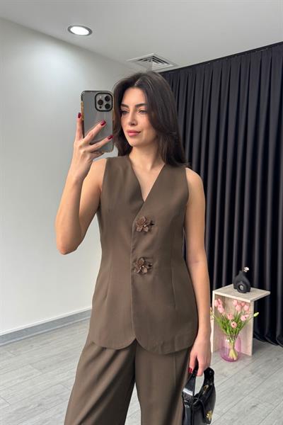 Çiçek Düğme Detay Kahve Yelek Pantolon Takım