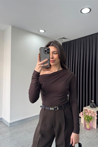 Kelly Omuz Dekolteli Kahve Bluz