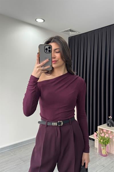 Kelly Omuz Dekolteli Mürdüm Bluz