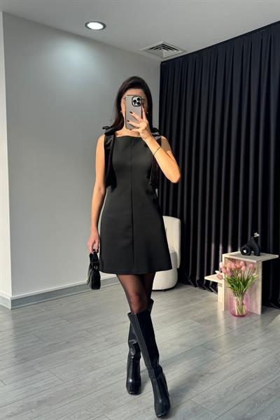 Siyah Omzu Fiyonklu Elbise