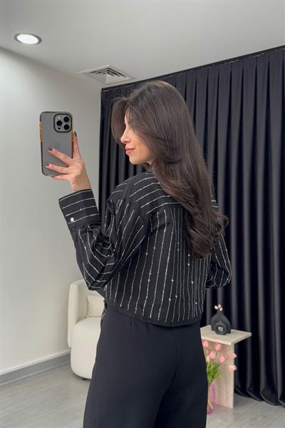 Taş Detaylı Siyah Crop Gömlek