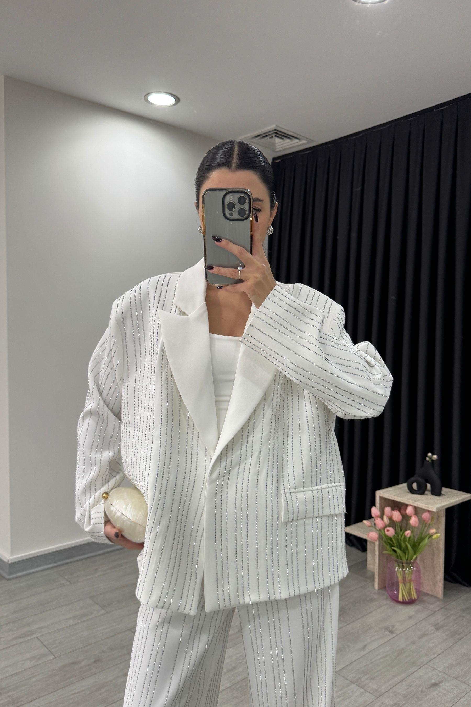 Premium Taş Detaylı Vatkalı Beyaz Blazer Ceket
