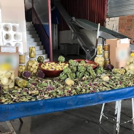 Enginar yürekleri ayrıldıktan sonra tezgâhta kalan pul ve yapraklar