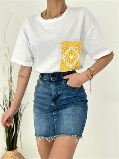 Sarı Cep Nakışlı Beyaz Tişört