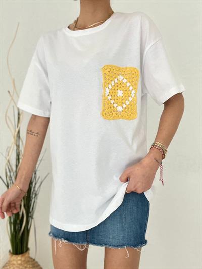 Sarı Cep Nakışlı Beyaz Tişört