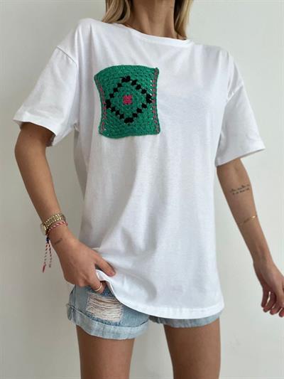 Yeşil Cep Nakışlı Beyaz Tişört