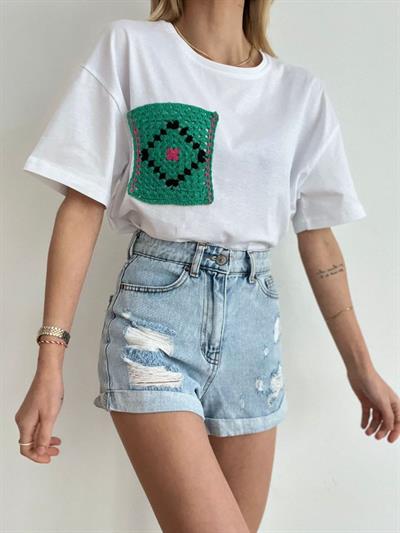 Yeşil Cep Nakışlı Beyaz Tişört