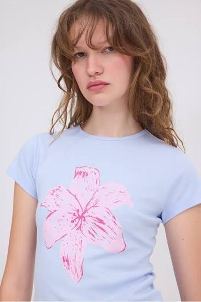 U Yaka Çiçek Desenli Tshirt 